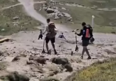 Doi turiști, filmați cu trotinetele pe Platoul Bucegi, au atras valuri de ironii: „Pe Jepii Mici le-au încercat?”