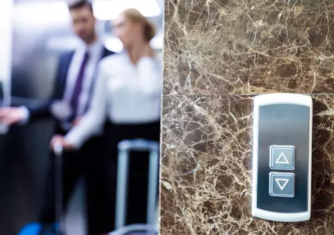 10 femei urmăreau turiștii în lifturi, se ascundeau printre bagaje și le furau portofelele în doar câteva secunde, pe aeroportul din Milano