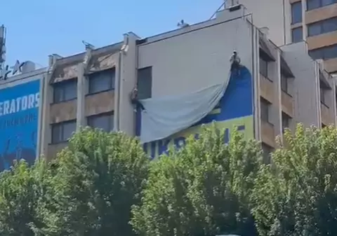 Drapelul Ucrainei, îndepărtat de pe o clădire din Priștina. Reacția primarului după vizita lui Zelenski în Serbia