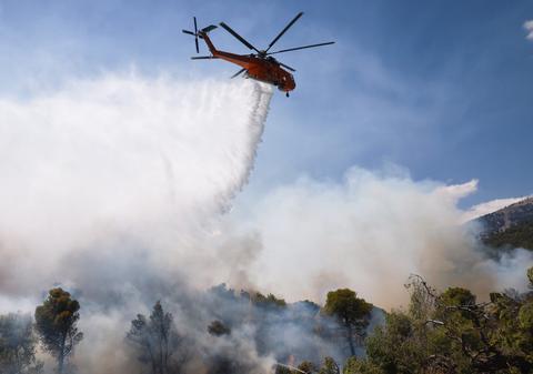 Două elicoptere s-au ciocnit în timp ce stingeau un incendiu în Grecia: un pompier grec și un pompier danez au murit