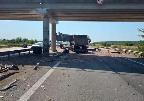 Un TIR încărcat cu pui a lovit un pod de pe Autostrada A1 București - Pitești și a blocat traficul după ce marfa s-a împrăștiat pe carosabil