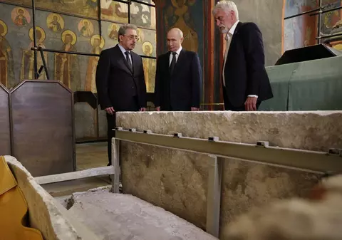 Vladimir Putin a vizitat osemintele recent descoperite ale cneazului Dmitri Donskoi, considerat erou și sfânt în Rusia