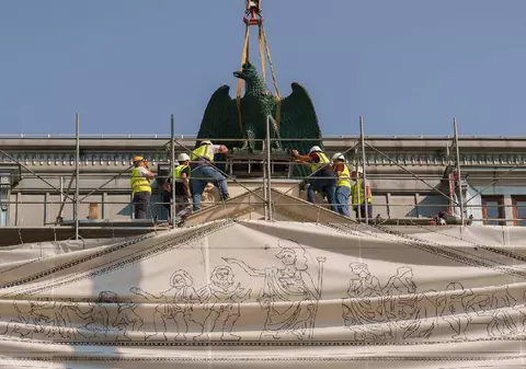 Vulturul și grifonii de bronz s-au reîntors pe Palatul Universității din București, după mai bine de 80 de ani. Ansamblul cântărește 1,6 tone