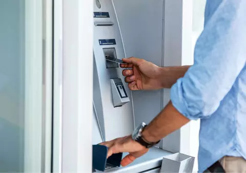 Banii din toate bancomatele se vor putea scoate personalizat: schimbarea majoră cu care BNR și Guvernul sunt de acord