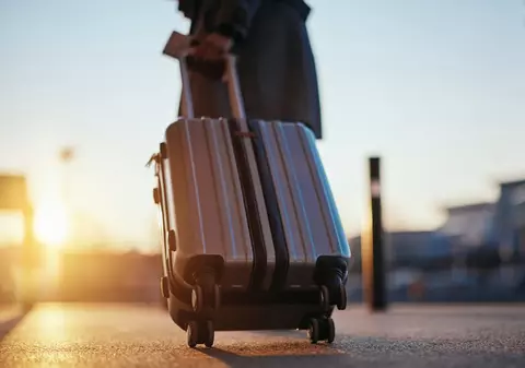 Zeci de turiști sârbi s-au trezit fără cazarea din Grecia după ce au fost păcăliți de o agenție de turism. Despăgubirea uriașă primită de grup