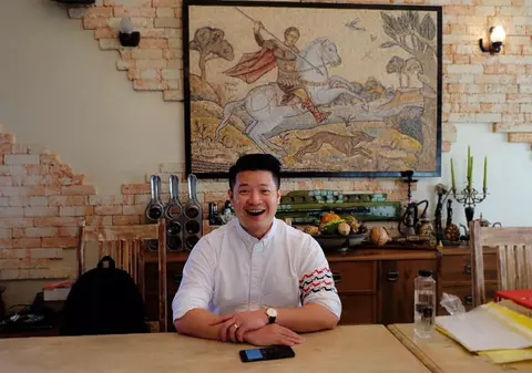 Chinezul Gelu e fascinat de țara noastră, mănâncă sarmale și se declară pe jumătate român. Lecția de patriotism a unui iubitor de România