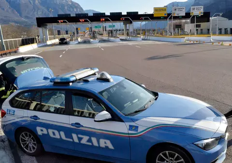 O femeie a plătit pe loc o amendă de aproape 600.000 de euro ca să plece din vamă cu bijuterii de 2.000.000 de euro