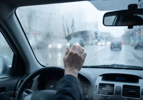 Trucul simplu și ieftin cu șosete care face să nu se mai aburească geamurile mașinii tale