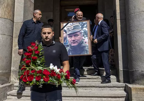 Criminalul de război Ratko Mladic, înmormântat ca un erou în Serbia: patriarhul, miniștri, fiul lui Vucic și mii de oameni, prezenți la funeralii I VIDEO