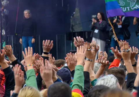 Mii de oameni au manifestat pentru democrație și au cerut „mai puțină ură” înainte de un scrutin care ar putea fi istoric pentru extrema dreaptă germană