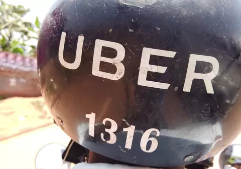 Uber a dispărut peste noapte din două țări: mii de șoferi au rămas fără loc de muncă după închiderea bruscă a aplicației