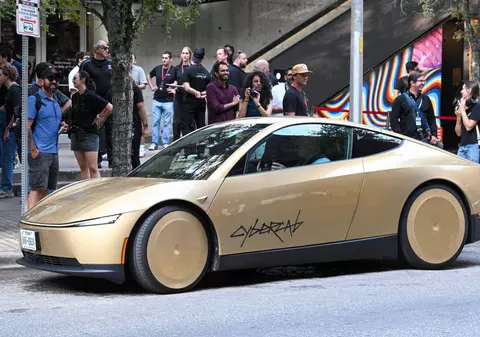 Mașina fără volan și fără pedale a ieșit oficial pe străzi: cum arată prima cursă cu robotaxiul Tesla Cybercab