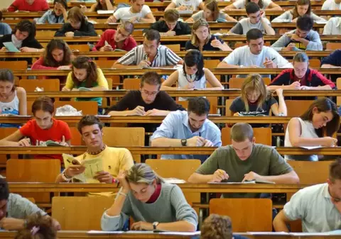 Admiterea la Arhitectură se dă dintr-o materie scoasă din programa liceelor teoretice acum 50 de ani. Părintele unui elev: „Copiii, obligați să se mediteze la Geometrie descriptivă cu profesorii din facultate”