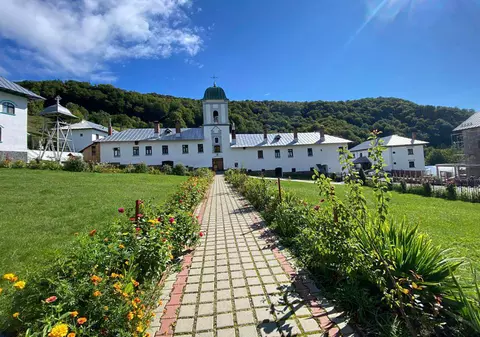 Cum era să scape cu achitare Prea Cuviosul Nicodim, după ce a violat doi frați minori. Orgiile sexuale de la Mănăstirea Frăsinei