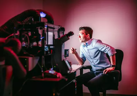 Sergiu Pașca, neurologul român de la Universitatea Stanford, SUA, este pionierul unei tehnologii care permite recrearea țesutului cerebral uman și a circuitelor neuronale în laborator