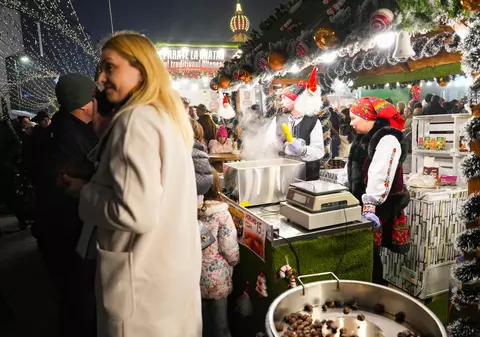 Cât costă trei mici cu cartofi la Târgul de Crăciun Craiova 2025. Avem prețurile pentru sarmale, ciolan și papanași