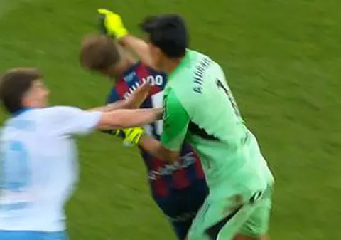 Portarul huligan a șocat Spania! » Scene violente în „șocul” pentru evitarea retrogradării