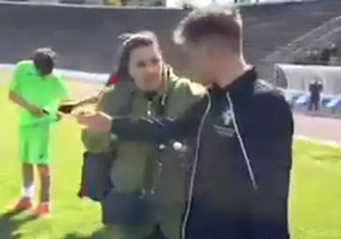 Mama jucătorului a intrat pe teren și l-a amenințat pe arbitru: „Vrei să nu mai arbitrezi în viața ta? Nu știi cu cine te pui, poate îți f*t o sticlă în cap!”