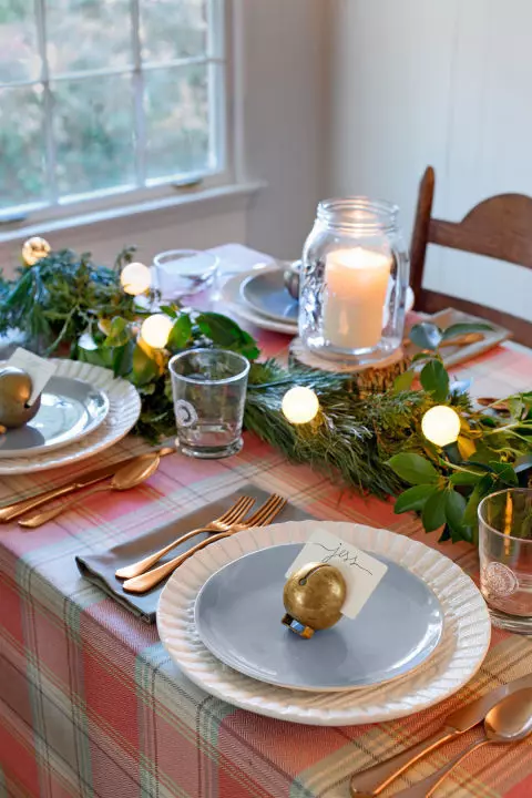 gallery-1447448330-country-christmas-table-1215.jpg