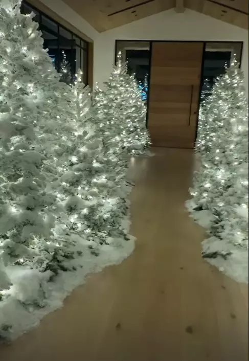 Kim Kardashian - imagini casă decorată de Crăciun (1)