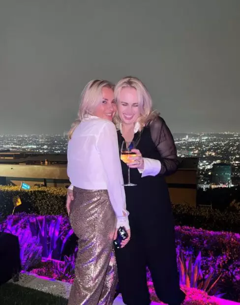 rebel-wilson-are-o-relatie-cu-ramona-agruma-1