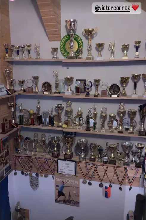 Andreea Bălan în vizită la părinții lui Victor Cornea (2)