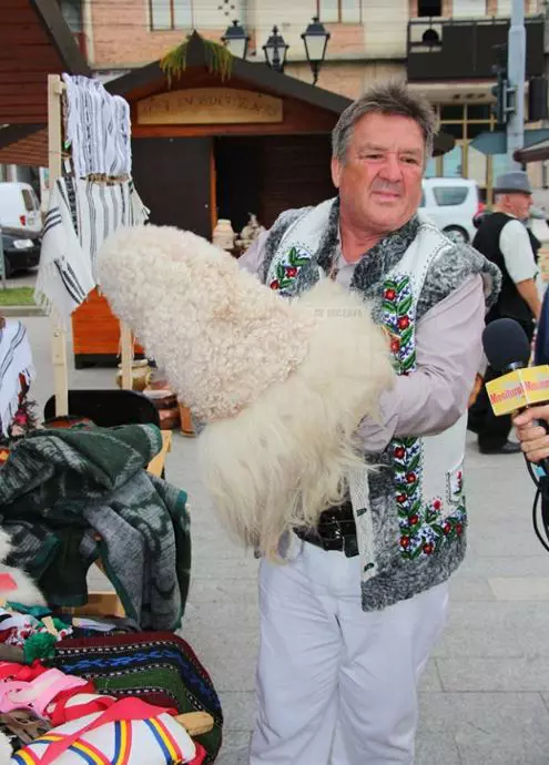 Meșterul din Botoșani care face opini din piele de porc și măști populare (4)