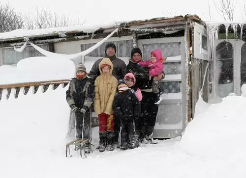 Prizonieri în câmp, într-o cocioabă fără lumină şi căldură! 