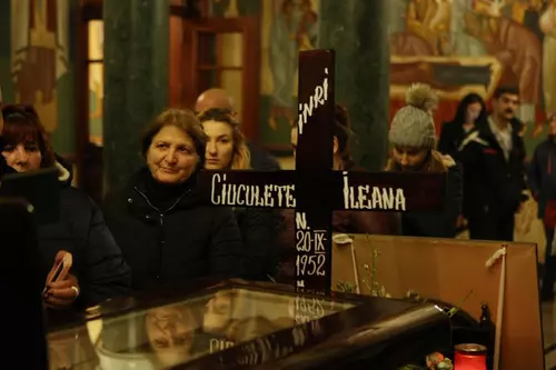 Adevărata vârstă a Ilenei Ciuculete. Ce scrie pe cruce a dat-o de gol