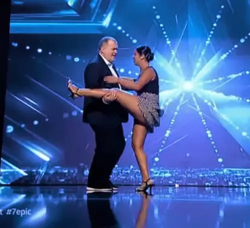 Florin Călinescu, dans lasciv cu o concurentă la „Românii au talent