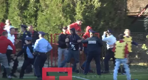 Incidente șocante în campionatul de fotbal Kosovo: fanii au intrat pe teren și au lovit jucătorii! / VIDEO