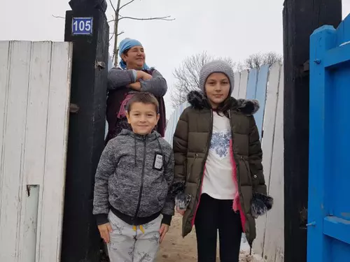 REPORTAJ/Drama copiilor cu părinții în străinătate: Nu-mi doresc de la Moș Crăciun decât să mi-i aducă acasă | FOTO