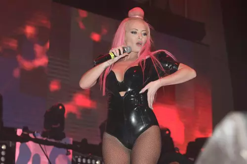 Cât au încasat artiștii de la noi pe un singur concert. Delia nu s-a dat jos din pat fără 15.000 de euro | FOTO