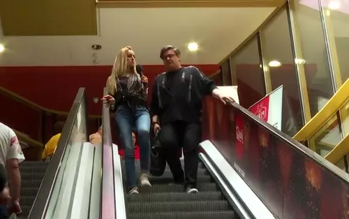 Fuego face piața gratis! Țăranii îi dau legume și fructe... pe autografe