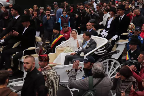 CORESPONDENȚĂ DIN SINAIA / Drumul mirilor prin Sinaia, în uralele publicului FOTO/VIDEO