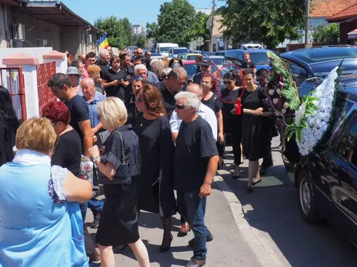 Fosta soție a lui Marcel Toader, răpusă de durere la înmormântarea acestuia. Raluca a stat în permanență alături de Maximilian
