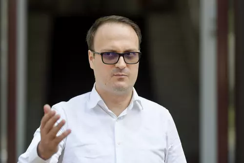 Cum a obținut asociația lui Alexandru Cumpănașu un milion de lei ca să realizeze 3 broșuri în Anul Centenar: Peste 600.000 de lei pentru 50 de pagini de copy / paste din Google și Wikipedia.VIDEO