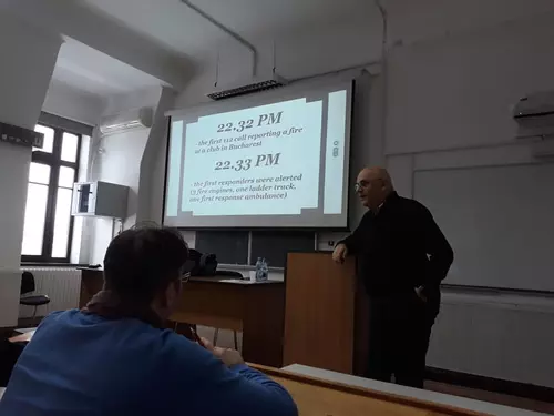 Raed Arafat susține că n-a știut de filmul ascuns, dar folosește fotografiile făcute de același pompier operator de la Colectiv când predă „Managementul Dezastrelor la Facultatea de Geografie!