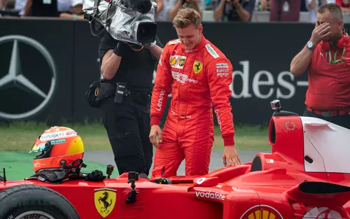 VIDEO Monopostul lui Michael Schumacher, condus de fiul său, Mike. Bolidul, scos la licitație pentru o sumă uriașă