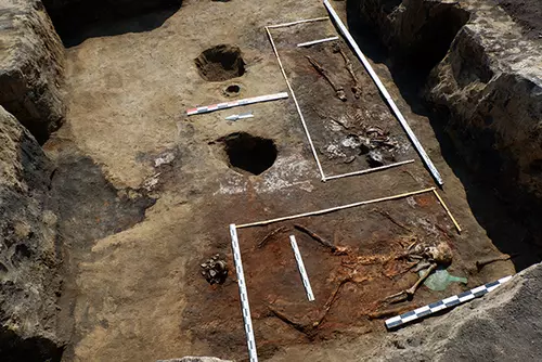 VIDEO Descoperire arheologică unică în istorie. Ce se afla în mormântul a trei generații de amazoane