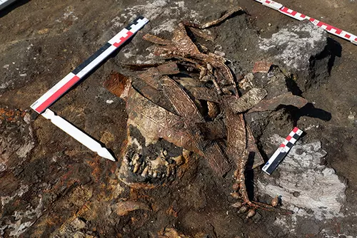 Descoperire arheologică unică în istorie. Ce se afla în mormântul a trei generații de amazoane