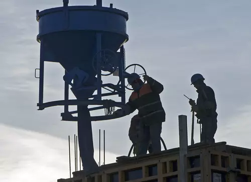 VIDEO Cum sunt exploatați de către angajatori muncitorii români detașați în industria construcțiilor din Germania: „Exact ca pe sclavi ne-a vândut”