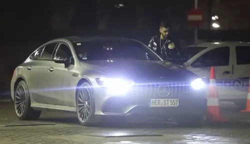 VIDEO Un director din Poliția Locală Sector 4 conduce un Mercedes de 150.000 euro. Tatăl său e șeful ADP Sector 4, mama – subprefectul Capitalei