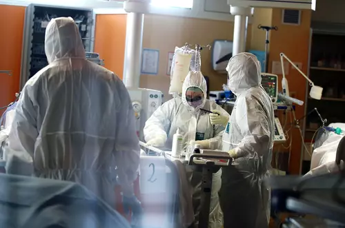 VIDEO Două infirmiere de la Spitalul Județean Suceava descriu focarul de infecție. Cum s-a împrăștiat COVID-19 în feudele fără reguli ale șefilor mici și mari