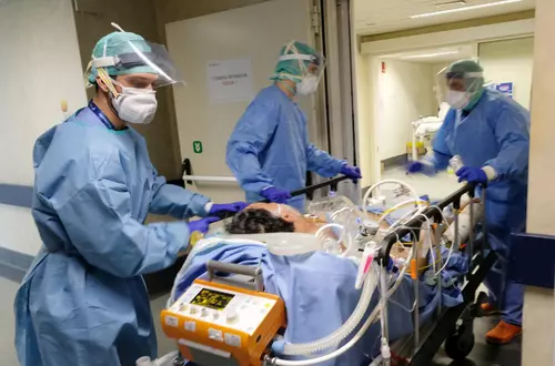 VIDEO Imaginile care arată cum sunt afectați plămânii unui bolnav de coronavirus. „Oamenii trebuie să ia asta în serios”