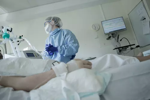VIDEO Al treilea medic rus care s-a plâns de lipsa echipamentelor de protecție a căzut de la fereastra spitalului. Este în stare gravă