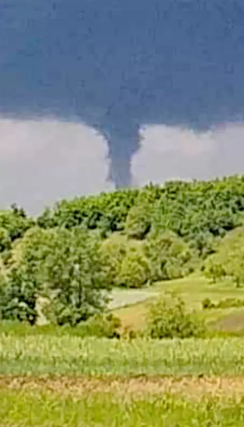 Tornadă produsă în Bihor, fotografiată de un localnic. Câte asemenea fenomene extreme au fost raportate în România