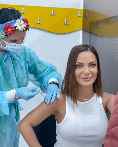 Andreea Antonescu s-a vaccinat anti-COVID-19. „Nesilită de nimeni, fără a fi remunerată în vreun fel