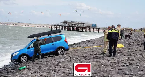 O Dacia Lodgy a fost luată de valuri de pe o plajă din Olanda