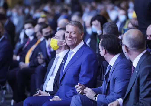 FOTO. Klaus Iohannis, fără mască, în sală, la congresul PNL. Cîțu i-a atras atenția